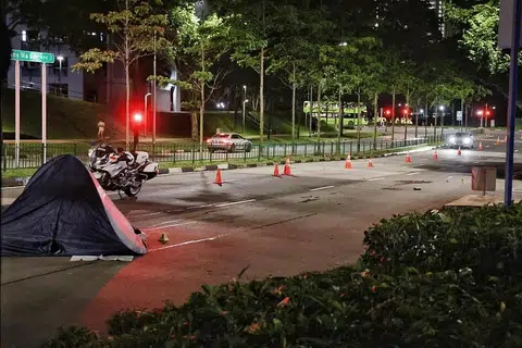 Kemalangan itu berlaku sekitar 10.25 malam pada Isnin lalu di sepanjang Ang Mo Kio Street 21. 