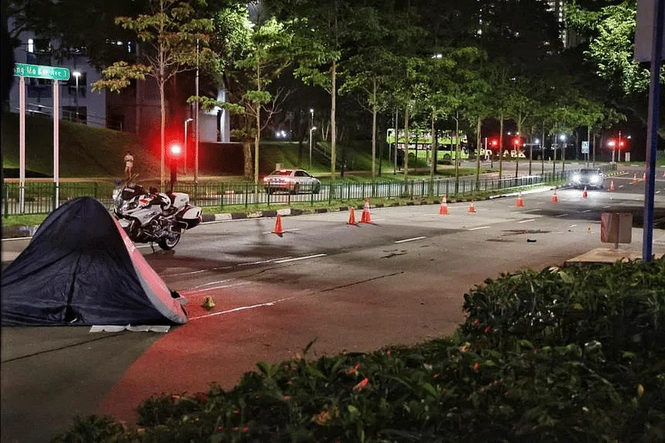 Kemalangan itu berlaku sekitar 10.25 malam pada Isnin lalu di sepanjang Ang Mo Kio Street 21. 