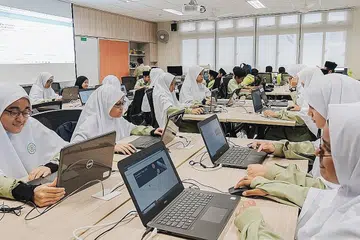 PRASARANA PENDIDIKAN: Pelajar Madrasah Al-Arabiah di makmal komputer. Gambar diambil sebelum Covid-19. - Foto Fail