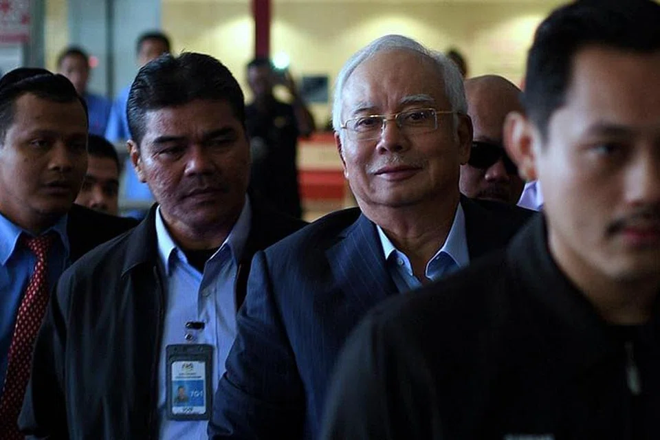 DISOAL SIASAT LAGI: Datuk Najib (dua dari kanan) tiba di ibu pejabat Suruhanjaya Pencegahan Rasuah Malaysia (SPRM) semalam untuk memberi keterangannya buat kali kesembilan. - Foto ASTRO AWANI