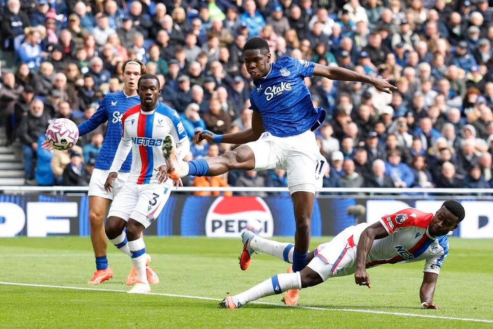 Thierno Barry (tengah) belum lagi mencatatkan gol atau assist (hantaran yang membuka peluang jaringan) dalam musim EPL 2025/26.