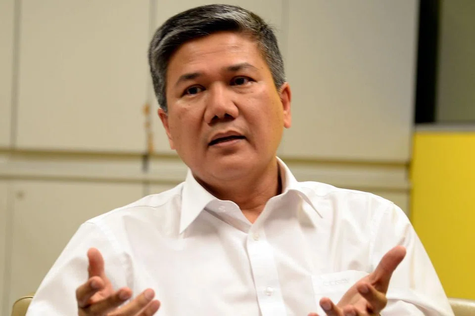 ENCIK AZMOON: Melihat ke depan, rakyat boleh jangkakan ekonomi akan tumbuh sekitar 1 peratus bagi tempoh-tempoh mendatang.