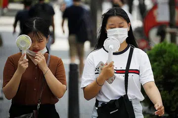 ELAK JANGKITAN: Penduduk Seoul memakai pelitup untuk mengelak jangkitan Covid-19 yang angkanya masih tinggi di ibu kota Korea Selatan itu. - Foto REUTERS