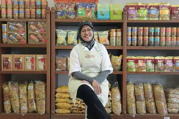 Cik Junita berkata beliau senang hati bekerja di syarikat perkilangan kacang Seng Hua Heng Foodstuff kerana majikannya itu memupuk semangat kekeluargaan di tempat kerja. 