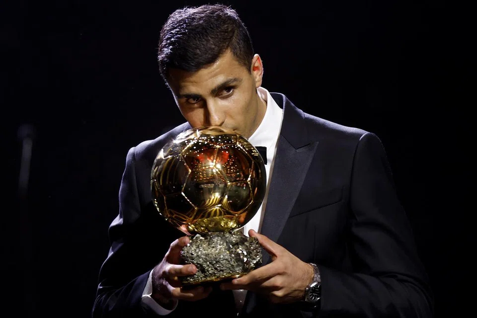Bintang Sepanyol dan Manchester City, Rodri, mencium trofi ‘Ballon d’Or’ setelah ditabal pemain terbaik dunia, mengatasi pemain yang disebut-sebut akan memenangi anugerah itu iaitu bintang Brazil dan Real Madrid, Vinicius Junior.