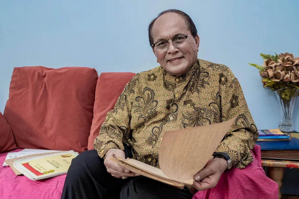 JAGUH PENTAS RADIO: Penulis skrip dan pelakon, M. Saffri A. Manaf menerima Anugerah Perdana Emas yang mengiktiraf pencapaian sepanjang hayat seorang tokoh seni di Singapura pada acara Pesta Perdana pada Sabtu.