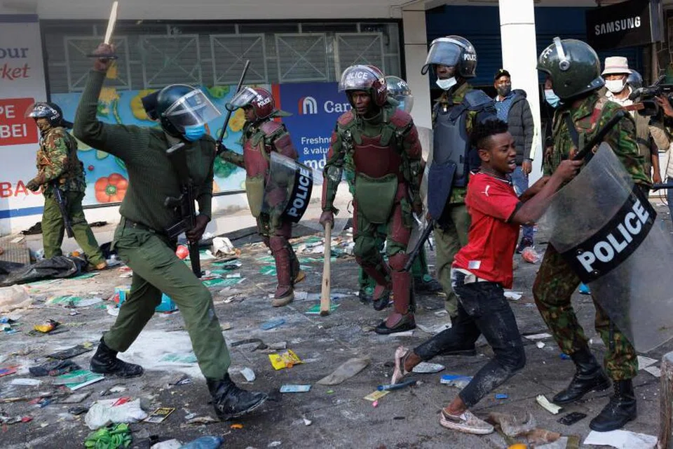 Seorang belia pemberontak cuba melarikan diri daripada pegawai polis rusuhan dalam satu sesi tunjuk perasaan di Nairobi, Kenya pada 25 Jun. Golongan Generasi Z itu tidak bersetuju mengenai usulan pemerintah Nairobi untuk menaikkan cukai.