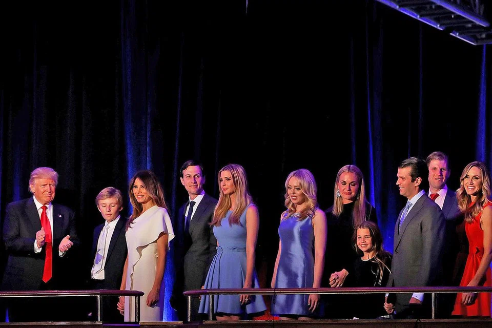RAI KEMENANGAN BERSAMA KELUARGA: Encik Donald Trump (dari kiri) meraikan kemenangan bersama keluarga besarnya: Barron Trump (anak), Melania Trump (isteri), Jared Kushner (suami Ivanka), Ivanka Trump (anak), Tiffany Trump (anak), Vanessa Trump (isteri Donald Jr), Kai Trump (Anak Donald Jr and Vanessa), Donald Trump Jr (anak), Eric Trump (anak) dan Lara Yunaska (isteri Eric). - Foto AFP