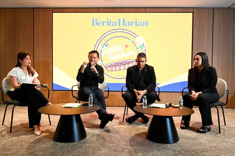Terdapat juga sesi dialog yang diadakan semasa Pelancaran Pelekat Kaki Makan. Sesi itu dikendali oleh (dari kiri) wartawan Berita Harian dan penulis ruangan Kaki Makan, Cik Dahlia Zulkifli, selaku moderator dan para panelis termasuk Menteri Negara Kanan (Pertahanan merangkap Kemampanan dan Sekitaran), Encik Zaqy Mohamad; Presiden DPPMS, Dr Malik Hassan; serta penasihat perniagaan kanan dan penyelaras projek yang berkhidmat dengan Pusat Syarikat Kecil Dan Sederhana di DPPMS (Pusat SME@DPPMS), Cik Nur Nadhirah Nor Azhar. 