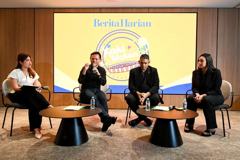 Terdapat juga sesi dialog yang diadakan semasa Pelancaran Pelekat Kaki Makan. Sesi itu dikendali oleh (dari kiri) wartawan Berita Harian dan penulis ruangan Kaki Makan, Cik Dahlia Zulkifli, selaku moderator dan para panelis termasuk Menteri Negara Kanan (Pertahanan merangkap Kemampanan dan Sekitaran), Encik Zaqy Mohamad; Presiden DPPMS, Dr Malik Hassan; serta penasihat perniagaan kanan dan penyelaras projek yang berkhidmat dengan Pusat Syarikat Kecil Dan Sederhana di DPPMS (Pusat SME@DPPMS), Cik Nur Nadhirah Nor Azhar. 