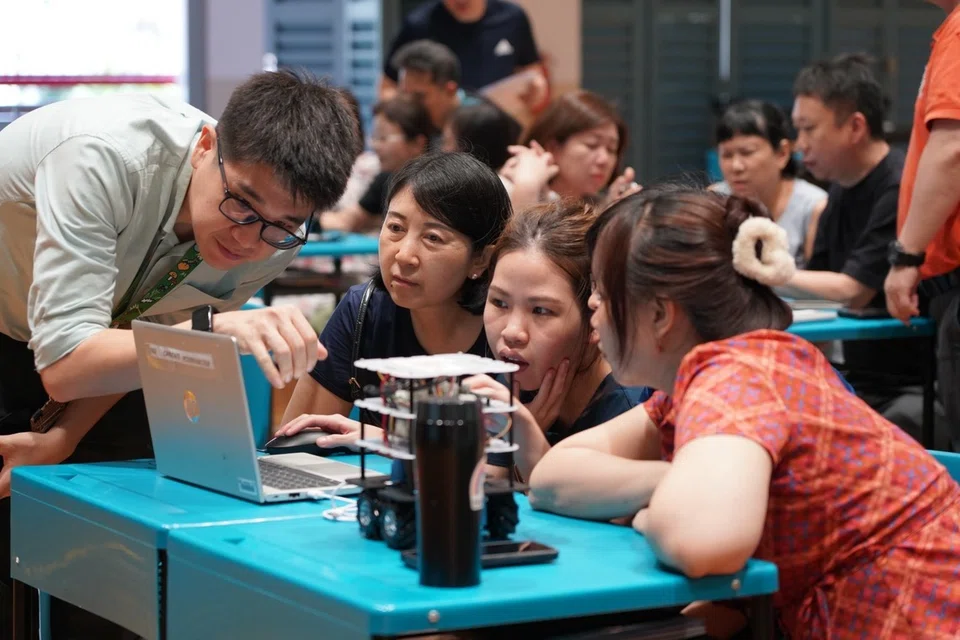 Sesi pembangunan profesional guru turut memberi peluang pembelajaran praktikal di luar bilik darjah, dengan guru-guru meneroka penggunaan kod mudah dan kecerdasan buatan (AI) melalui robot bagi pengalaman pembelajaran amali.
