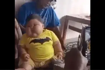 Berat badan Muhammad Kenzi Alfaro, 16 bulan, dari Kota Bekasi, Jawa Barat, kini mencecah 27 kilogram, seberat budak berusia lapan tahun. - 