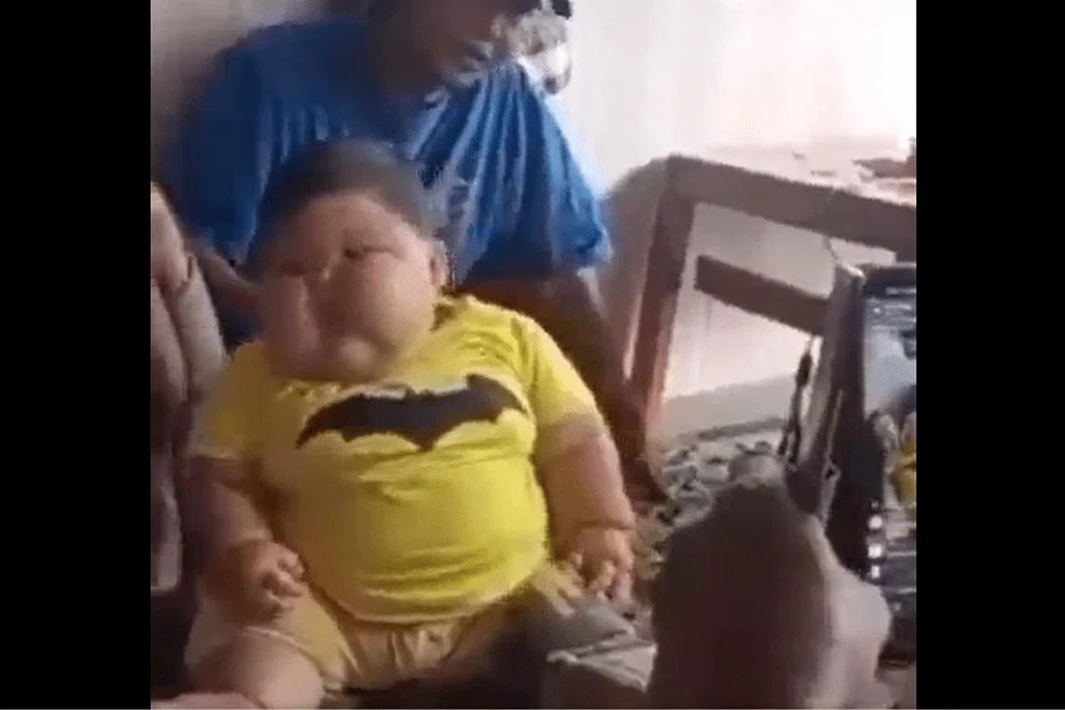 Berat badan Muhammad Kenzi Alfaro, 16 bulan, dari Kota Bekasi, Jawa Barat, kini mencecah 27 kilogram, seberat budak berusia lapan tahun. - 