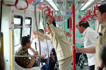 Presiden Indonesia, Encik Prabowo Subianto (dua dari kiri), bersama Gabenor Jakarta, Encik Pramono Anung (dua dari kanan), mencuba sambungan laluan Transit Aliran Ringan (LRT) Jakarta dari Jakarta Utara ke Manggarai, Jakarta Selatan, pada 16 September 2026. Laluan sepanjang 12.2 kilometer dengan 11 stesen itu menghubungkan Kelapa Gading dengan Manggarai dalam masa sekitar 28 minit dan direka untuk membawa sehingga 80,000 penumpang sehari.