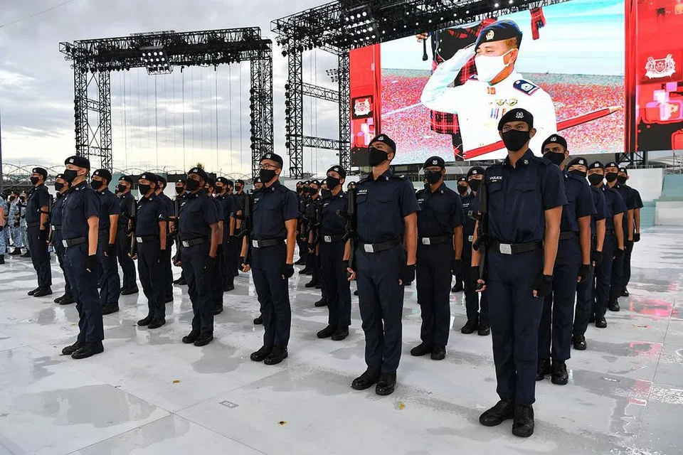 SEGAK BERSEDIA: Pasukan Polis Singapura (SPF) semasa segmen upacara dan Perbarisan Hari Kebangsaan. - Foto BM oleh CHONG JUN LIANG