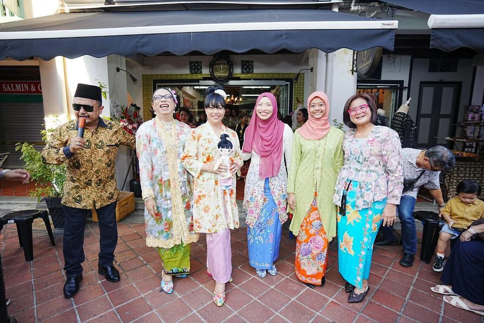 Pengasas Kebaya by Ratianah, Cik Ratianah Tahir, (kanan) bersama hadirin di acara pelancaran Orkids by Ratianah, siri anak patung memakai kebaya.