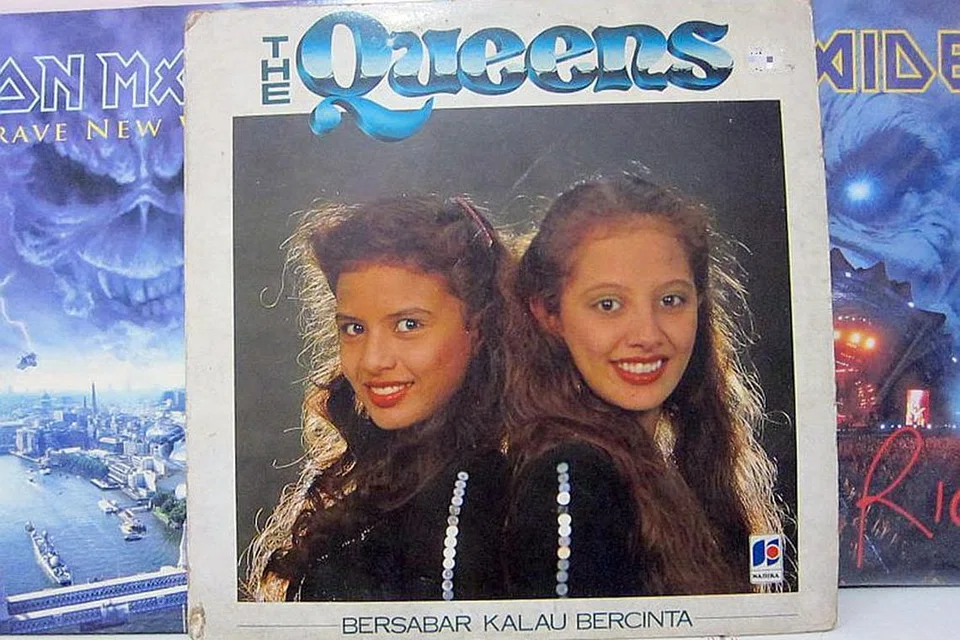THE QUEENS: Farah Diba (kiri) dan kakaknya, Yasmin Abdul Aziz, dikenali pada 1980-an menerusi lagu seperti 'Matahari Malam' dan 'Tak Mengapa'. - Foto BLOG KU DI HALAMAN RINDU