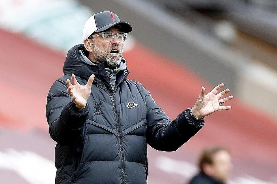 LANGIT TIDAK SELALU CERAH: Klopp dan Liverpool dipuji selepas menjuarai EPL musim lalu. Musim ini, form cemerlang itu meninggalkan mereka. - Foto REUTERS