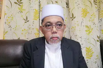 Ustaz Mohamad H Rais lulusan Sarjana Muda bidang teologi dan falsafah dari Universiti Al-Azhar, Mesir. Beliau merupakan mantan Presiden Kanan Mahkamah Syariah.