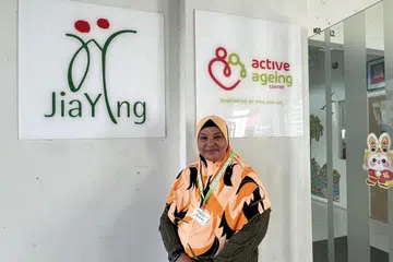 SUKARELAWAN SENJA: Walaupun berusia 68 tahun, Cik Fatimah Abdul Rahiman giat meluangkan masa bersama warga emas lain.