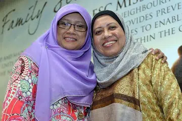 PRESIDEN BARU DAN LAMA: Cik Rahayu Mohamad (kiri) dilantik menjadi Presiden PPIS pada September lalu. Beliau menggantikan Cik Sapiah Mollah (kanan) yang menyandang jawatan tersebut sejak 2008. Cik Sapiah akan kekal berkhidmat kepada PPIS dalam jawatan sebagai mantan presiden terkini. - Foto M.O. SALLEH
