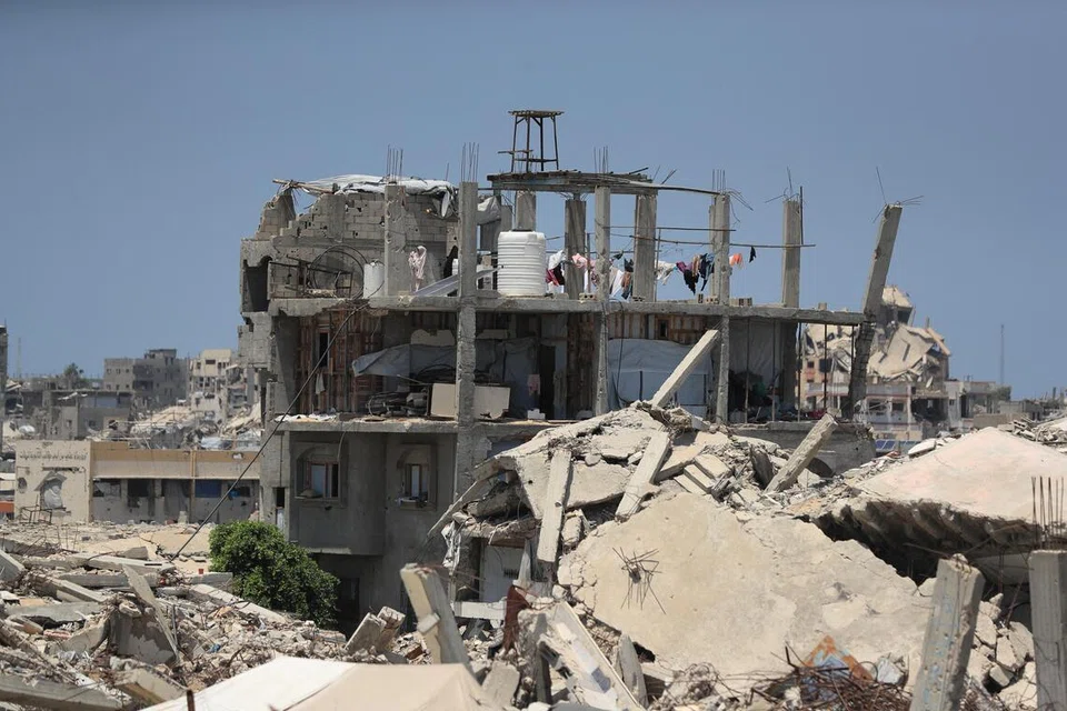 Seorang wanita Palestin berdiri di atas bumbung sebuah rumah yang rosak akibat perang, dikelilingi bangunan yang musnah di Bandar Gaza pada 1 Ogos 2026. Ketika usaha diplomatik diteruskan bagi melaksanakan pelan damai Gaza, Lembaga Keamanan memberi jaminan bahawa pengunduran tentera Israel hanya akan bermula selepas Hamas melengkapkan proses pelucutan senjata sepenuhnya. Bagaimanapun, serangan di Gaza dilaporkan masih berterusan, dengan orang awam terus menjadi mangsa ketika pengantara berusaha mencapai gencatan senjata berkekalan.