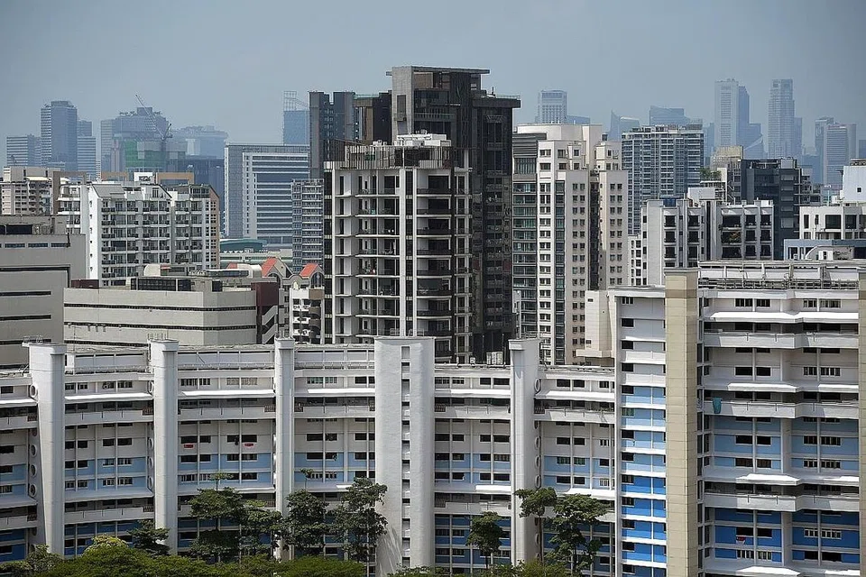 PENINGKATAN POSITIF: Berdasarkan anggaran awal, harga bagi flat jualan semula Lembaga Perumahan dan Pembangunan (HDB) meningkat 0.4 peratus bagi suku keempat tahun lalu sementara harga rumah privet mencatatkan peningkatan ketiga berturut-turut tahun lalu sebanyak 0.3 peratus. - Foto fail