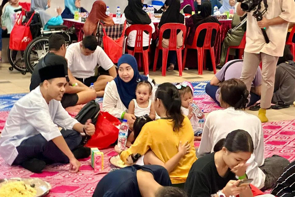 Seramai 150 anggota keluarga daripada 24 keluarga yang memerlukan telah menghadiri majlis berbuka puasa, ‘Sedulang Bersama Ayah’, di dewan serbaguna Blok 813A, Choa Chu Kang Avenue 7 pada 31 Mac.