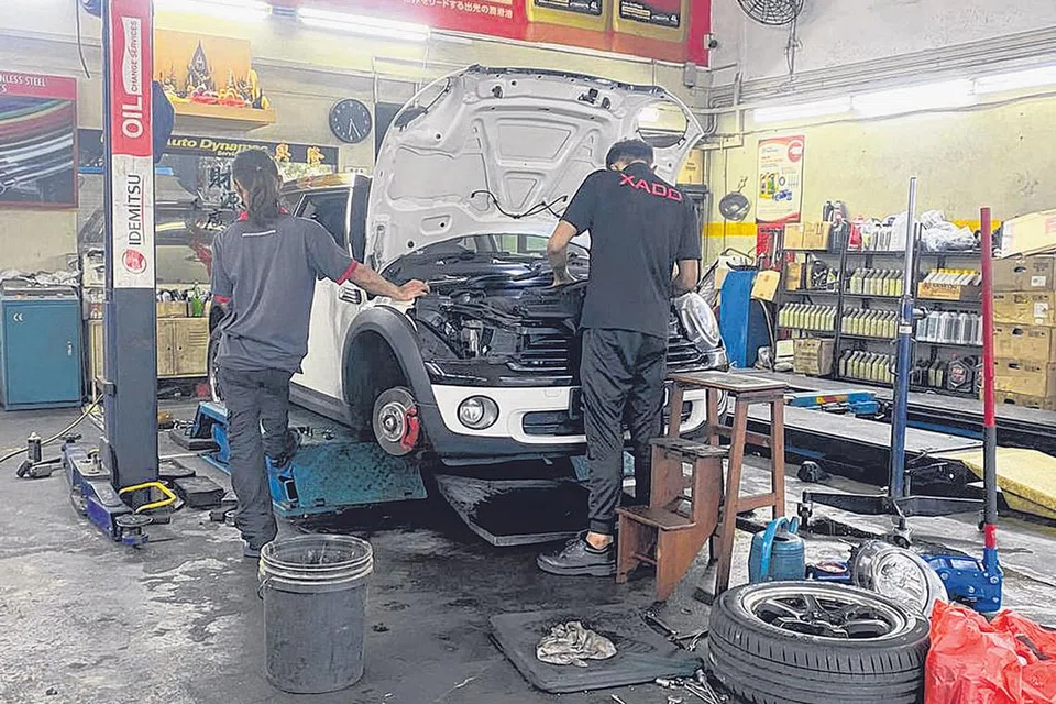 TERUS SELENGGARA: Pemilik kereta kini memilih menyelenggara kereta lama mereka agar dapat bertahan lama sedang harga COE terus melambung dan inflasi melanda. - Foto-foto ihsan AZFAR HASHIM