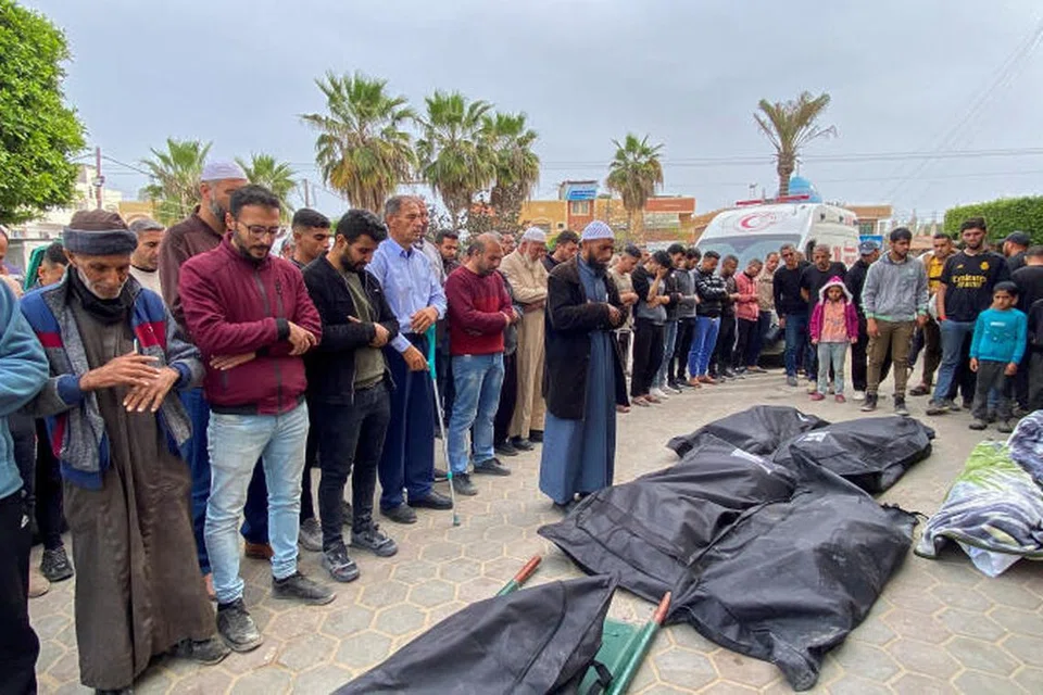 Orang ramai menunaikan solat jenazah bagi keluarga Mussa yang terbunuh dalam serangan semalaman Israel, di Hospital Al-Aqsa di Deir Al-Balah, tengah Semenanjung Gaza.