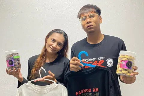 Cik Zaudah Mohamed Rashid bersama anaknya, Syed Muhsen Syed Izhmir Alshahab menyertai kursus perniagaan bagi pertingkatkan kemahiran mereka dalam menjalani perniagaan di rumah. 