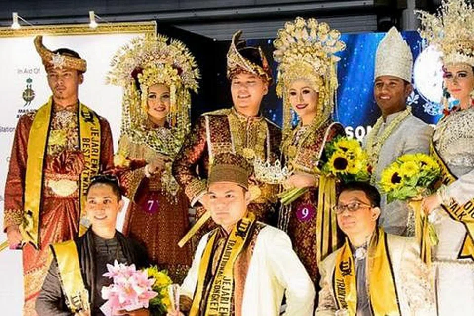 DIKUASAI GOLONGAN LELAKI: Tiga pemenang terbaik pertandingan Jejari Emas 2016 telah dimenangi 'pak andam' yang bergambar di sini bersama model mereka. (Dari kiri) naib juara Encik Rizal Rahim, juara Encik Fai Bani dan pemenang tempat ketiga Encik Aditya Soe. - Foto ISHARDI'S PHOTOGRAPHY
