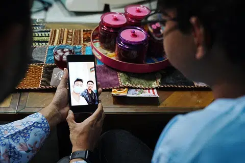Melihat gambar mereka berdua semasa berada di hospital pada 2020.