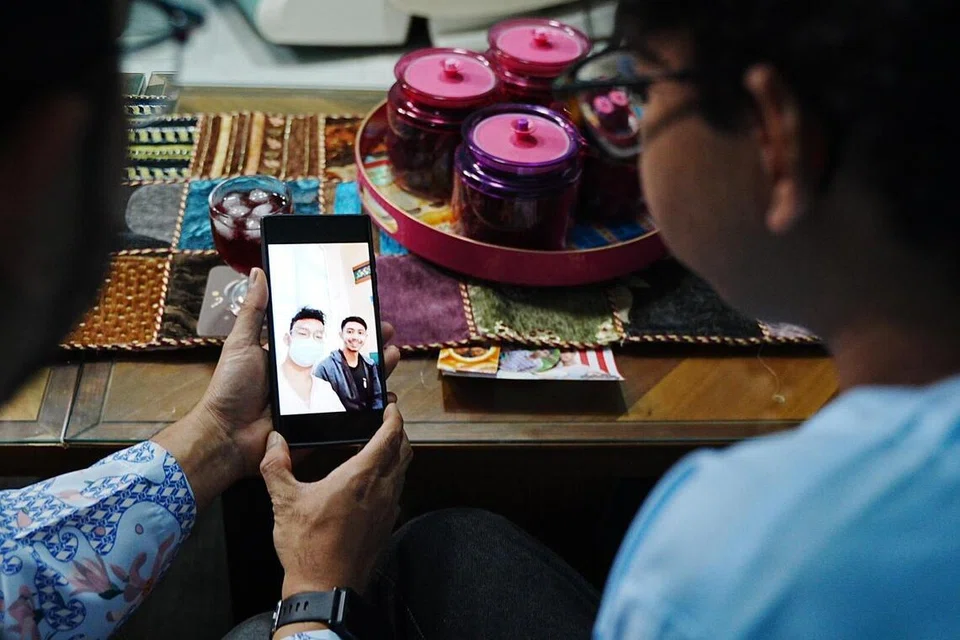 Melihat gambar mereka berdua semasa berada di hospital pada 2020.