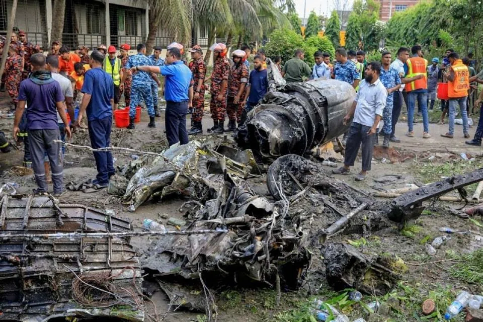 Pemerintah Bangladesh mendedahkan kesilapan juruterbang menjadi punca utama nahas jet pejuang yang merempuh sebuah sekolah di Dhaka pada Julai lalu, mengorbankan 36 orang dalam insiden udara terburuk negara itu.
Tragedi berlaku pada 21 Julai lalu apabila pesawat pejuang buatan China jenis F-7 BJI terhempas ke bangunan Milestone School and College, sejurus selepas sesi persekolahan tamat dan pelajar baru sahaja keluar dari kelas.