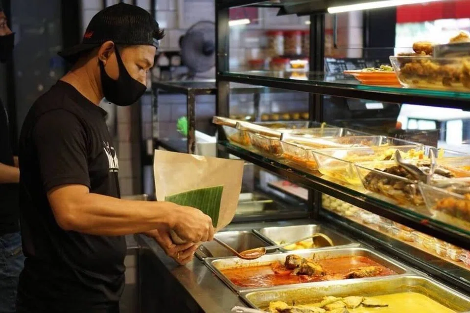 Setiap hari, restoran Rumah Makan Minang, menyajikan antara 40 dengan 50 hidangan yang dimasak segar menggunakan resipi turun-temurun. Pelanggan boleh menikmatinya di sana atau membungkusnya untuk dibawa pulang. 