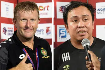 BERENTAP: Jurulatih Brunei DPMM Adrian Pennock (kiri) dan Jurulatih Warriors Azlan Alipah. - Foto-foto fail