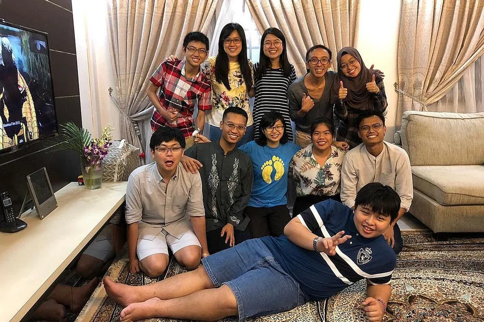 PAPAR KEUNIKAN BUDAYA MELAYU: Cik Siti Nur Nabilah Hambali, 24 tahun, yang bekerja sebagai seorang pegawai sumber manusia mengundang rakan sekerja serta teman-teman yang lain untuk menjamu selera di rumahnya. Menurutnya, beliau gembira melihat rakan-rakannya, yang berbangsa Cina, India dan Filipina, mencuba makanan yang biasanya tidak dapat dirasakan di luar Hari Raya. Beliau turut berharap mereka dapat mempelajari sedikit sebanyak tentang budaya Melayu. - Foto ihsan SITI NUR NABILAH HAMBALI