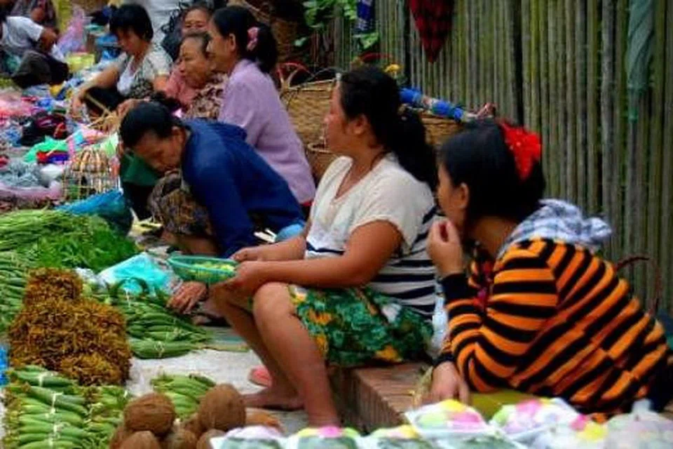 HASIL TANAMAN PENDUDUK KAMPUNG: Inilah pasar tradisional pagi yang mengumpulkan ramai petani yang menjual pelbagai hasil tanaman mereka. - Foto-foto MOKSIM SALEH