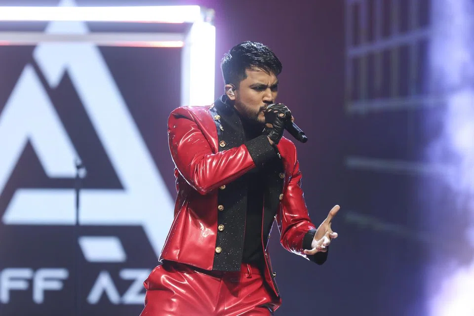 NAMPAK USAHA: Walaupun dendangannya dianggap mempunyai silap teknik sehingga menenggelamkan suaranya dalam muzik yang lebih kuat, juri tetap melihat kerja keras Aliff Aziz.