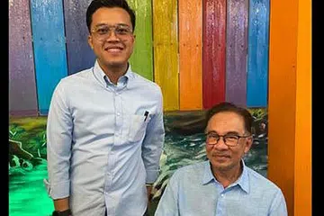RASA BERTUAH: Encik Natthavuth Seng rasa bertuah diberi peluang menjadi calon walaupun masyarakat Siam kaum minoriti di Perlis. Di sebelah beliau ialah pengerusi PKR, Datuk Seri Anwar Ibrahim. - FACEBOOK NATTHAVUTH SENG