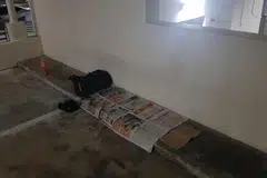 TEMPAT REHAT: Ada orang gelandangan yang tidur di tempat serupa ini dengan hanya beralaskan kertas surat khabar. Antara cabaran yang dihadapi golongan sukarelawan dalam membantu  golongan itu ialah membina kepercayaan dan hubungan baik. 