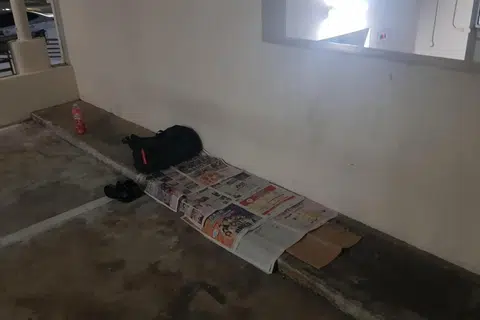 TEMPAT REHAT: Ada orang gelandangan yang tidur di tempat serupa ini dengan hanya beralaskan kertas surat khabar. Antara cabaran yang dihadapi golongan sukarelawan dalam membantu  golongan itu ialah membina kepercayaan dan hubungan baik. 