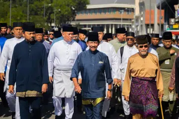 PERARAKAN MAULUD NABI: Sultan Brunei Haji Hassanal Bolkiah Mu’izzaddin Waddaulah (depan, tengah)  mengetuai Perarakan Maulud Nabi Muhammad saw 1445 Hijrah di Bandar Seri Begawan pada Khamis. Berangkat sama ialah Paduka Seri Pengiran Muda Mahkota Pengiran Muda Haji Al-Muhtadee Billah (depan, paling kiri).