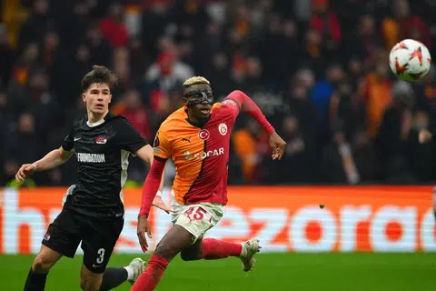 Victor Osimhen (kanan) telah menjaring 20 gol dalam 26 penampilan.