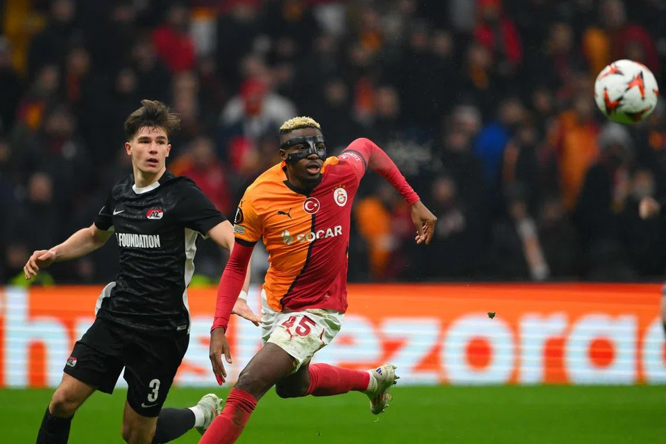 Victor Osimhen (kanan) telah menjaring 20 gol dalam 26 penampilan.