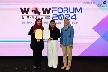 Cik Eliza Hamzah (kiri) menerima Anugerah Pencapaian Wanita Di Tempat Kerja (W@W) Mendaki daripada Anggota Parlimen dan Penasihat GRC Sembawang, Cik Mariam Jaafar (tengah) dan Timbalan Ketua Pegawai Eksekutif Yayasan Mendaki, Cik Aidaroyani Adam (kanan), semasa Forum W@W di Our Tampines Hub pada 2 Mac.