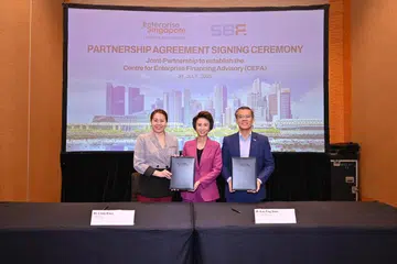 Menteri Negara Kanan (Kebudayaan, Masyarakat dan Belia merangkap Perdagangan dan Perusahaan), Cik Low Yen Ling (tengah), menyaksikan perjanjian kerjasama yang ditandatangani antara Pengarah Urusan Enterprise Singapore, Cik Cindy Khoo (kiri), dengan Ketua Pegawai Eksekutif (CEO) Persekutuan Perniagaan Singapura (SBF), Encik Kok Ping Soon, untuk menubuhkan Pusat Penasihat Pembiayaan Perusahaan (Cefa). Majlis itu diadakan sempena Persidangan Pusat SME Ke-12 yang diadakan di Pusat Konvensyen dan Ekspo Sands pada 30 Julai. 