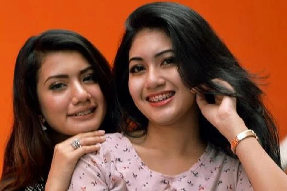 DUO JELITA: (Dari kiri) Nurul Shazia Mohd Rozaini (Zia) dan adiknya, Nurul Salsabila, seronok timba pengalaman baru dalam bidang seni suara tetapi rindu jaga haiwan di kampung mereka di Alor Setar, Kedah. - Foto KHALID BABA
