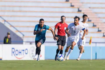 Penyerang dan kapten pasukan bola sepak Singapura bawah 23 tahun, Amir Syafiz (kiri), cuba melepasi pemain Yemen dalam perlawanan pembukaan Kumpulan C pada 3 September. 